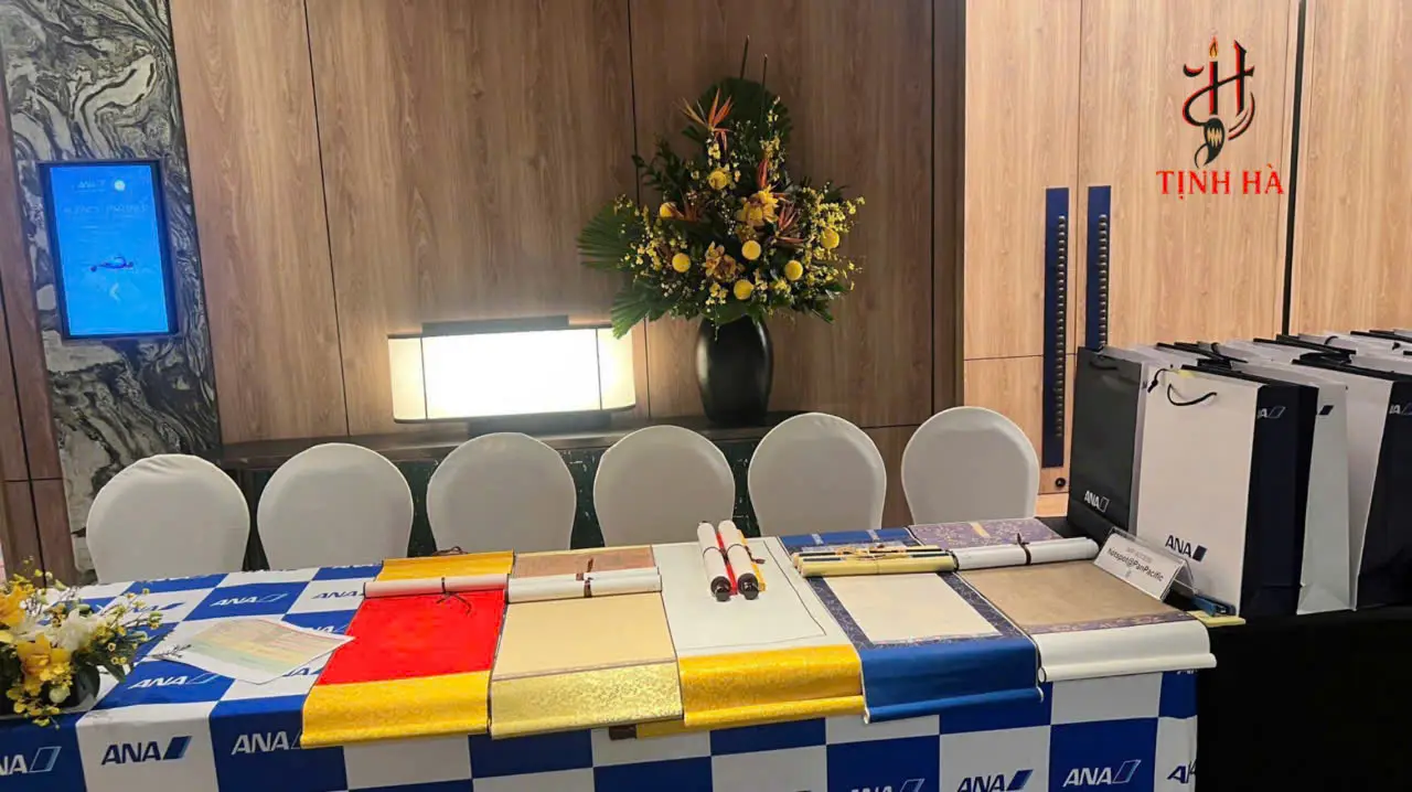 Bàn chuẩn bị vật dụng thư pháp tại sự kiện ANA Japan Hà Nội do Công ty Thư Pháp Tịnh Hà thực hiện