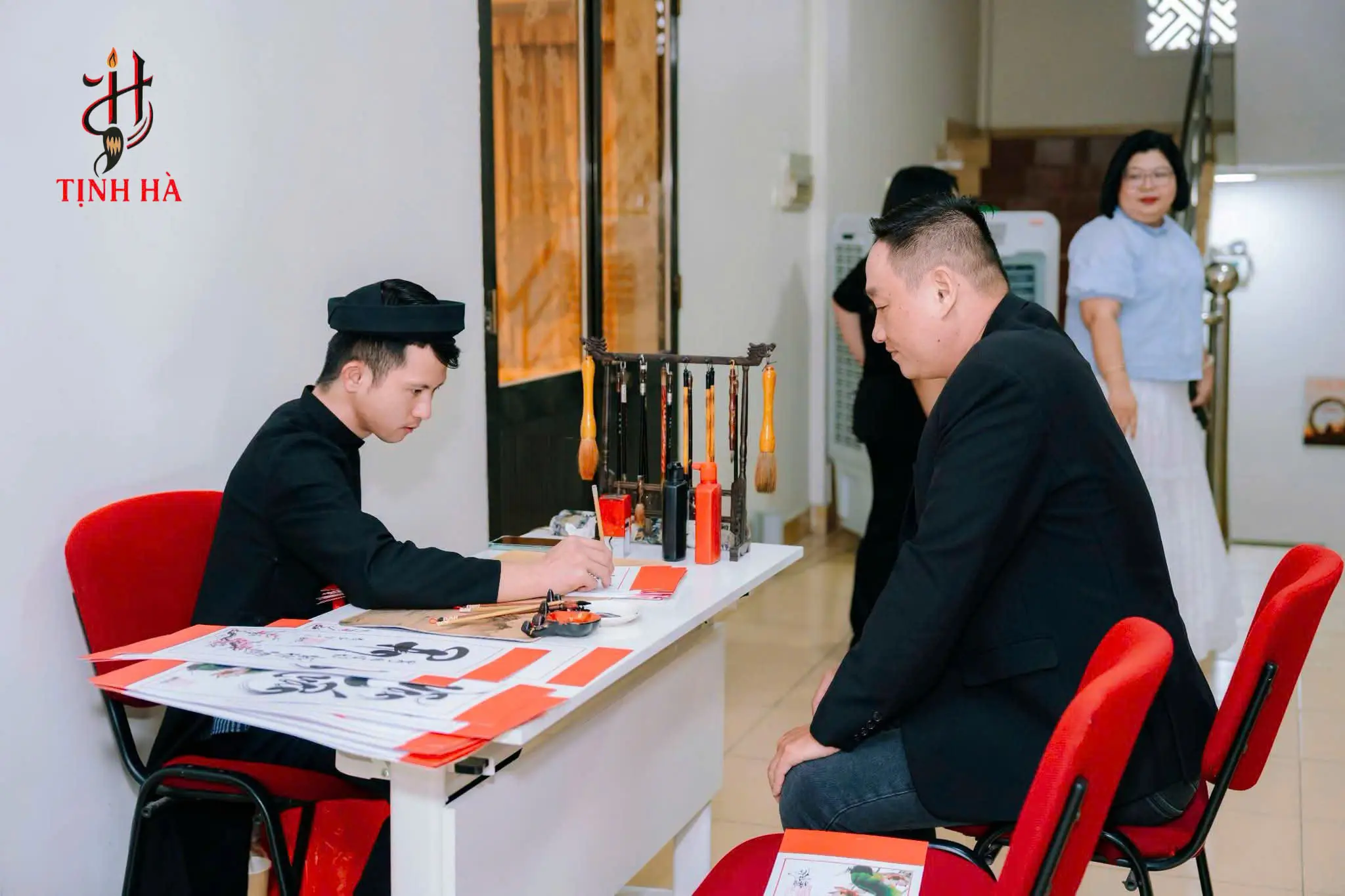 Bàn viết và dụng cụ thư pháp phục vụ sự kiện FWD