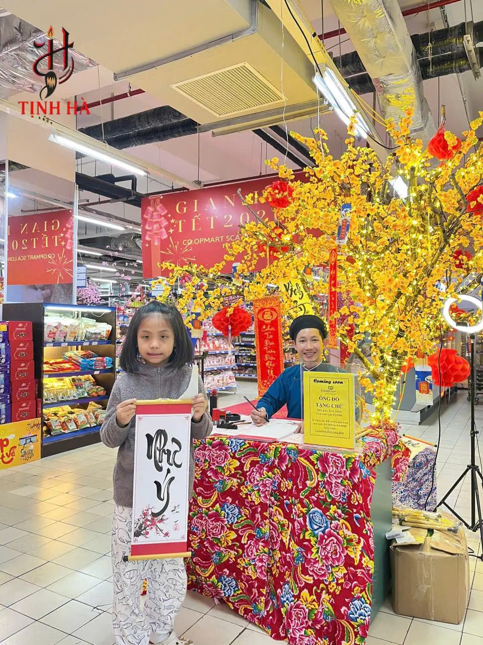 Em nhỏ nhận chữ thư pháp Như Ý tại Co.opmart Mipec Long Biên