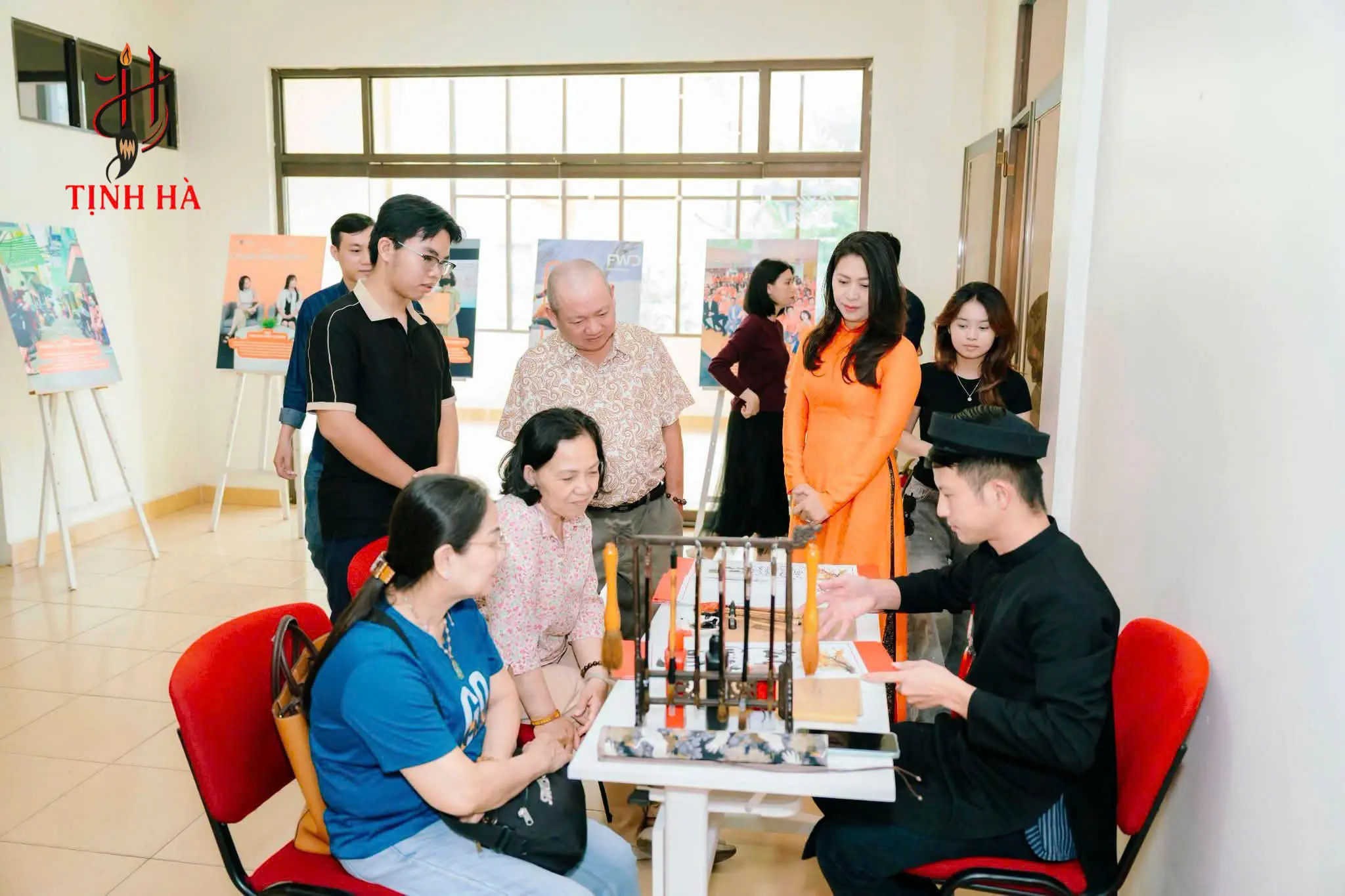 Bố trí góc ông đồ tại khu vực chờ và giao lưu của sự kiện