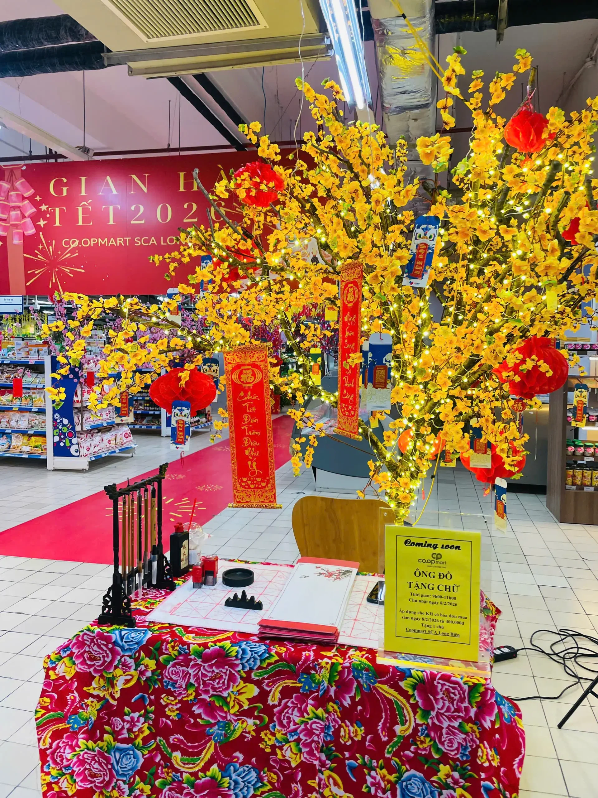 Không gian gian hàng ông đồ viết chữ thư pháp tại Co.opmart Mipec Long Biên được bố trí rộng rãi cho khách tham quan