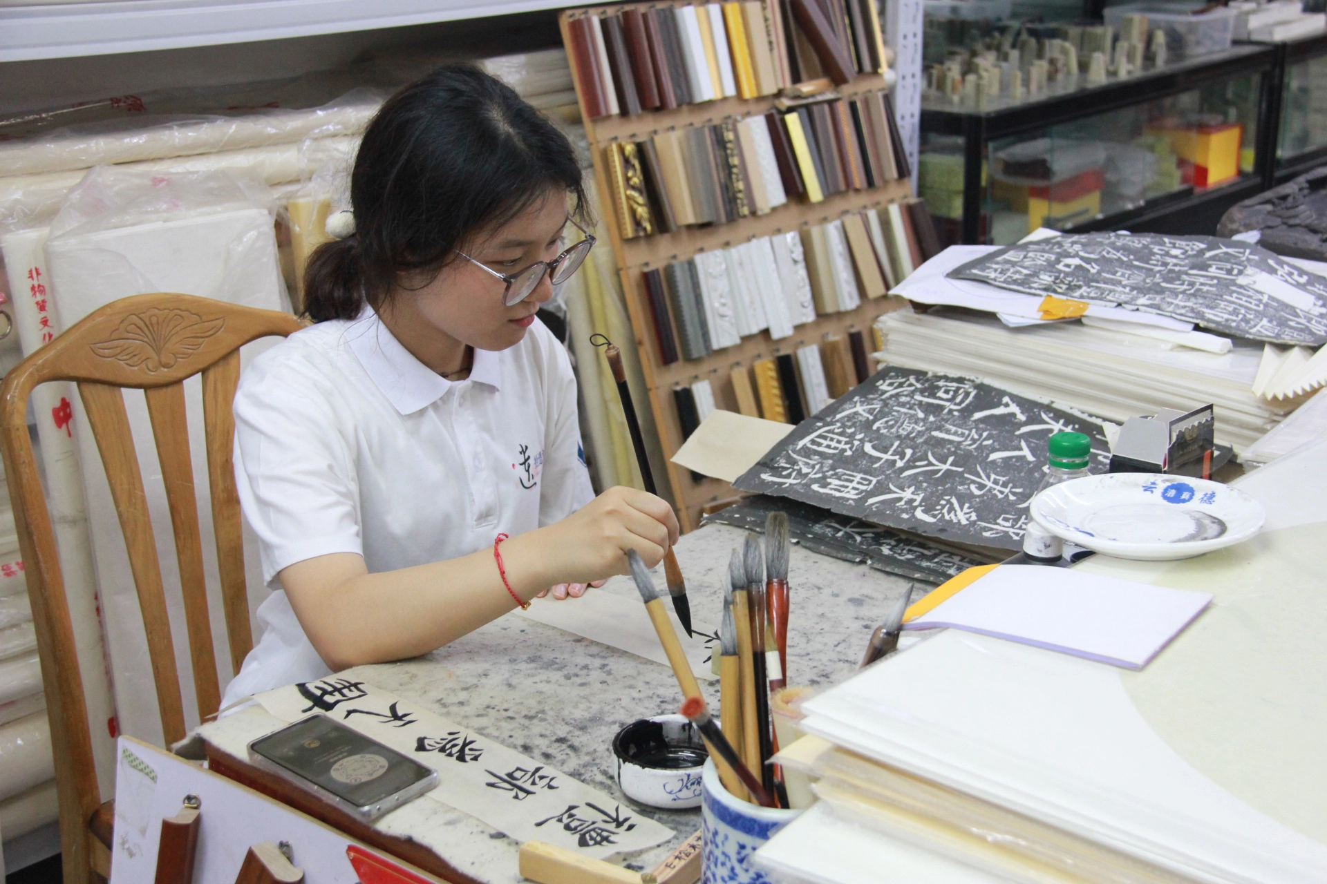 Cách Chọn Mực Tàu Đúng Chuẩn – Bí Quyết Cho Nét Chữ Thư Pháp Hoàn Hảo