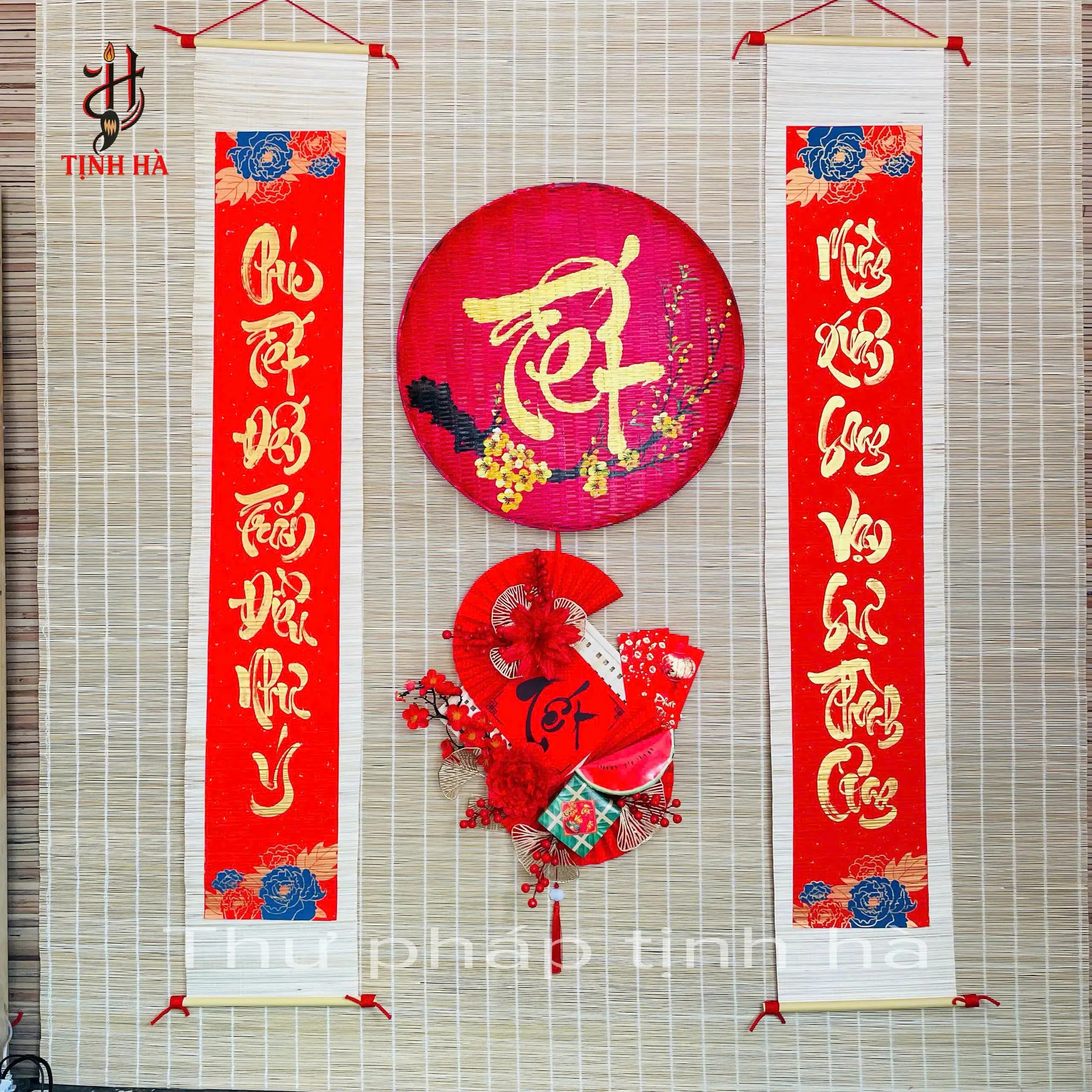 Cặp câu đối thư pháp 7 chữ Chúc Tết Đến Trăm Điều Như Ý - Mừng Xuân Sang Vạn Sự Thành Công trên mành tre