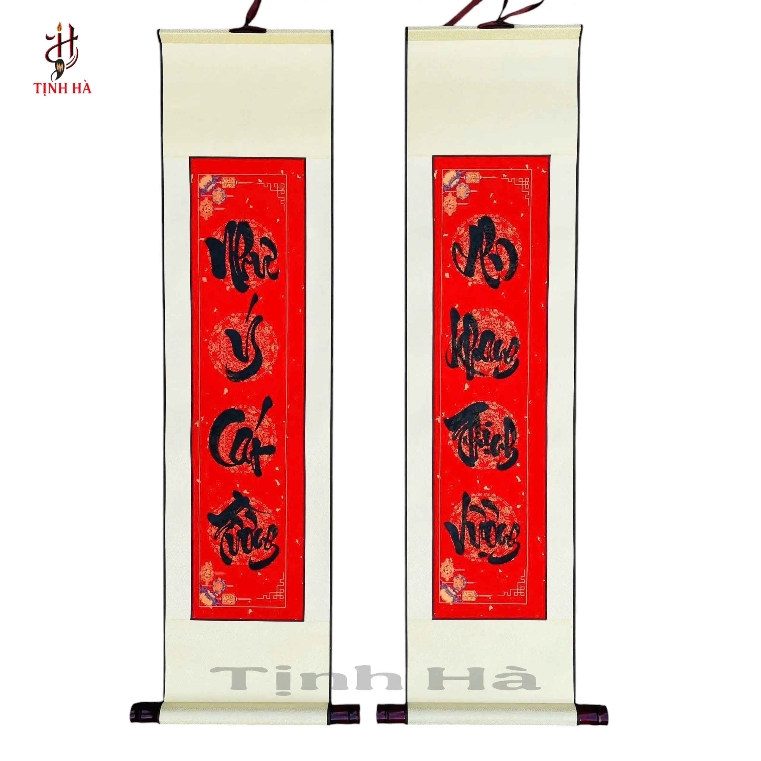 Câu đối Tết 4 chữ Như ý cát tường - An khang thịnh vượng trên biểu lụa thư pháp.