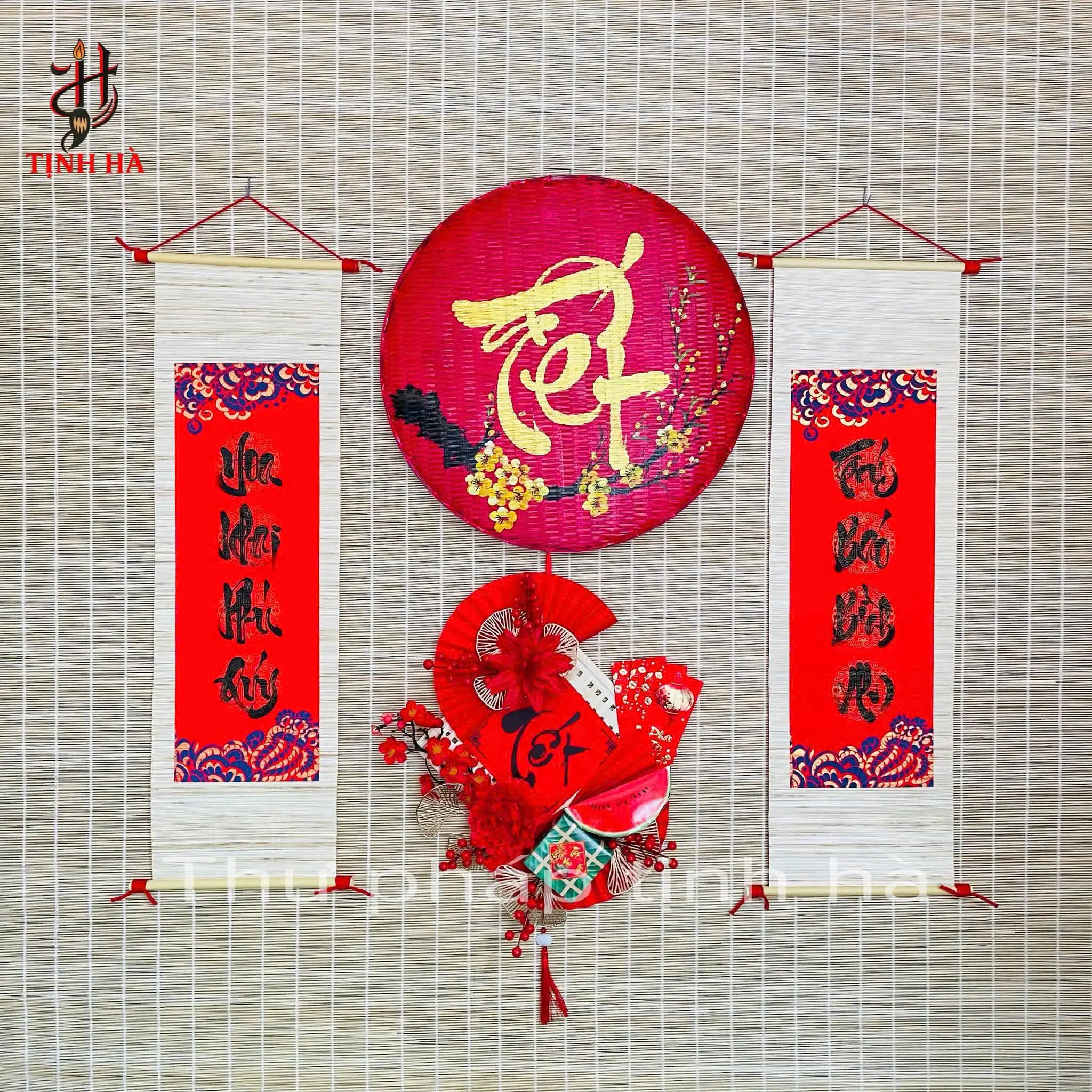 Câu đối Tết 4 chữ Hoa khai phú quý - Trúc báo bình an trên mành tre thư pháp.