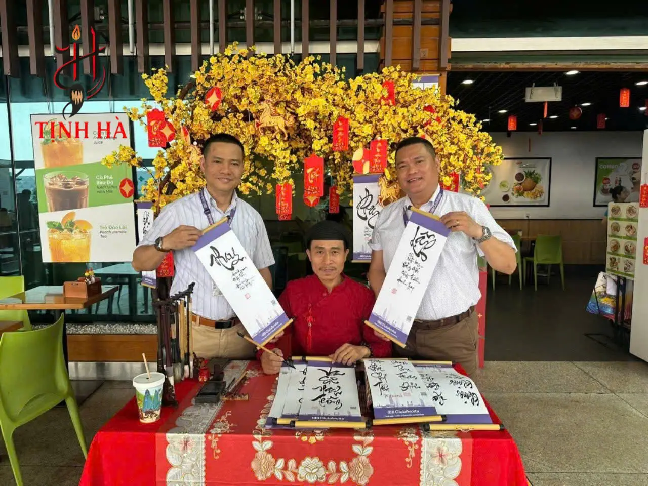 Ông đồ viết thư pháp tại sân bay Tân Sơn Nhất cho hành khách dịp Tết