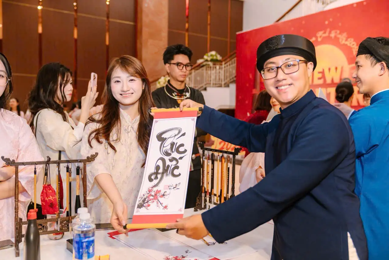 Ông đồ viết chữ Phúc Đức thư pháp tặng khách tại sự kiện