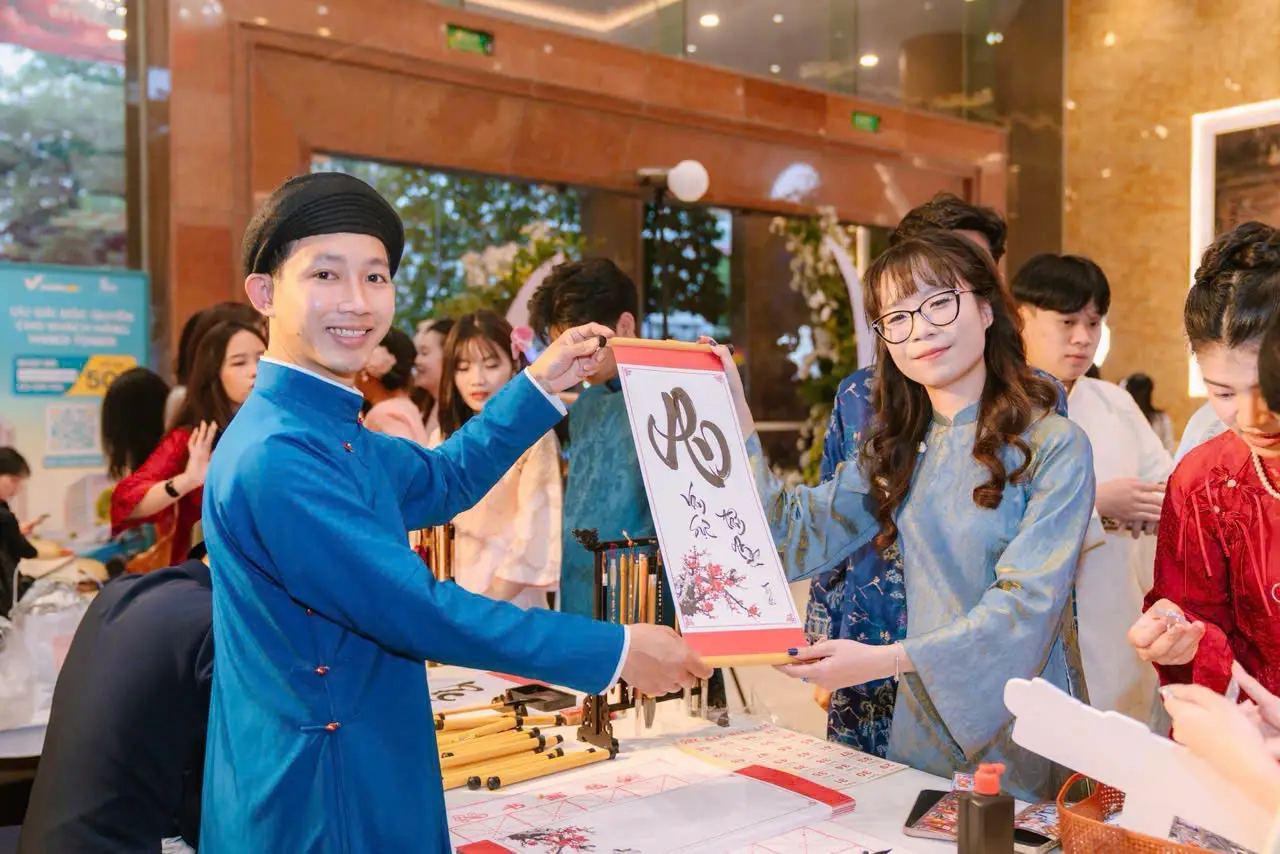 Professional Vietnamese Calligraphy Service creating live calligraphy for guests during a corporate event.
