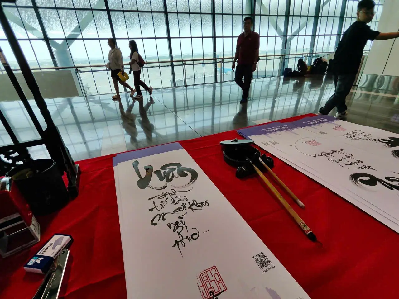 Không gian ông đồ viết thư pháp tại sân bay Tân Sơn Nhất