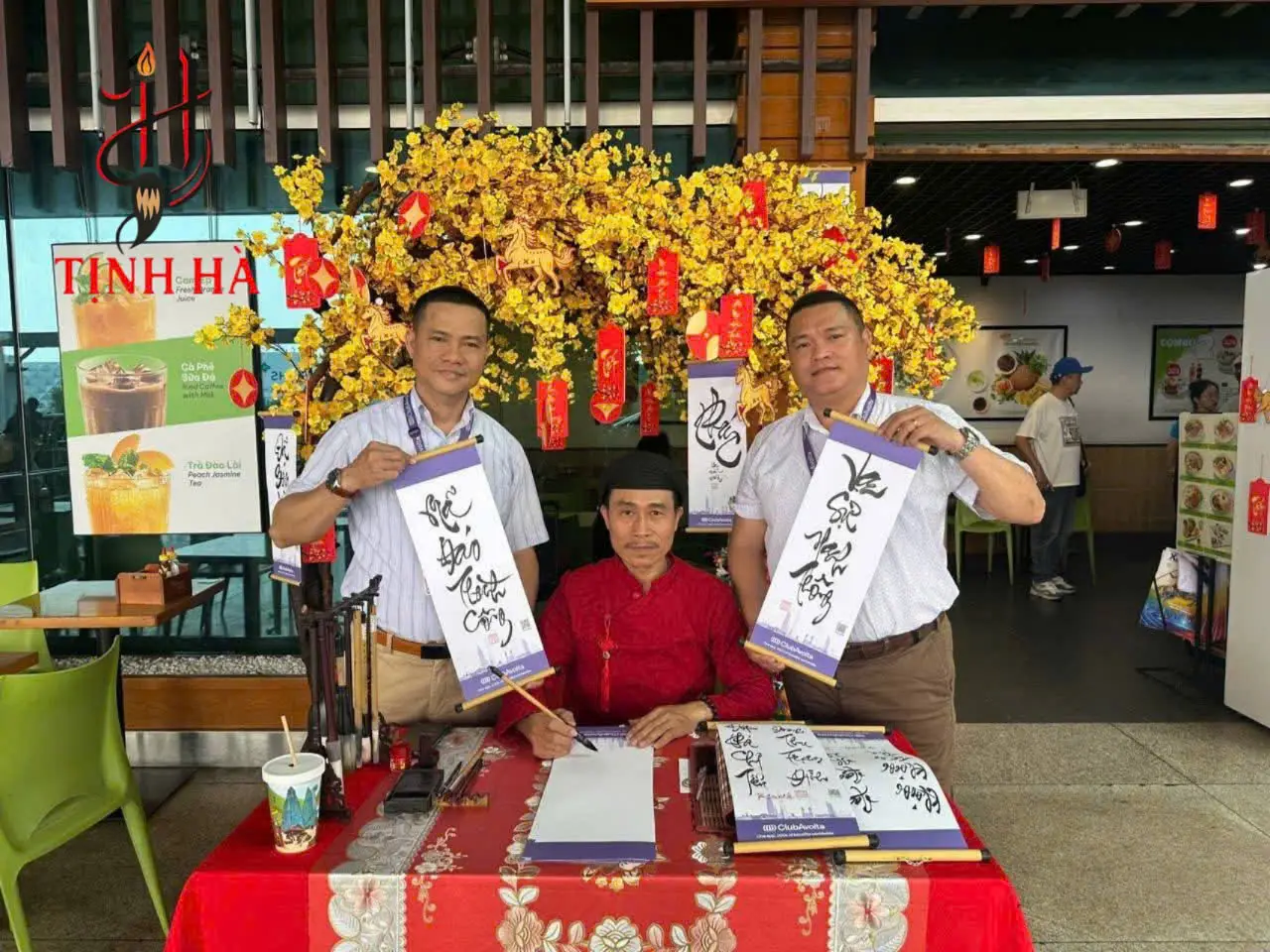 Tác phẩm thư pháp viết tại sân bay Tân Sơn Nhất