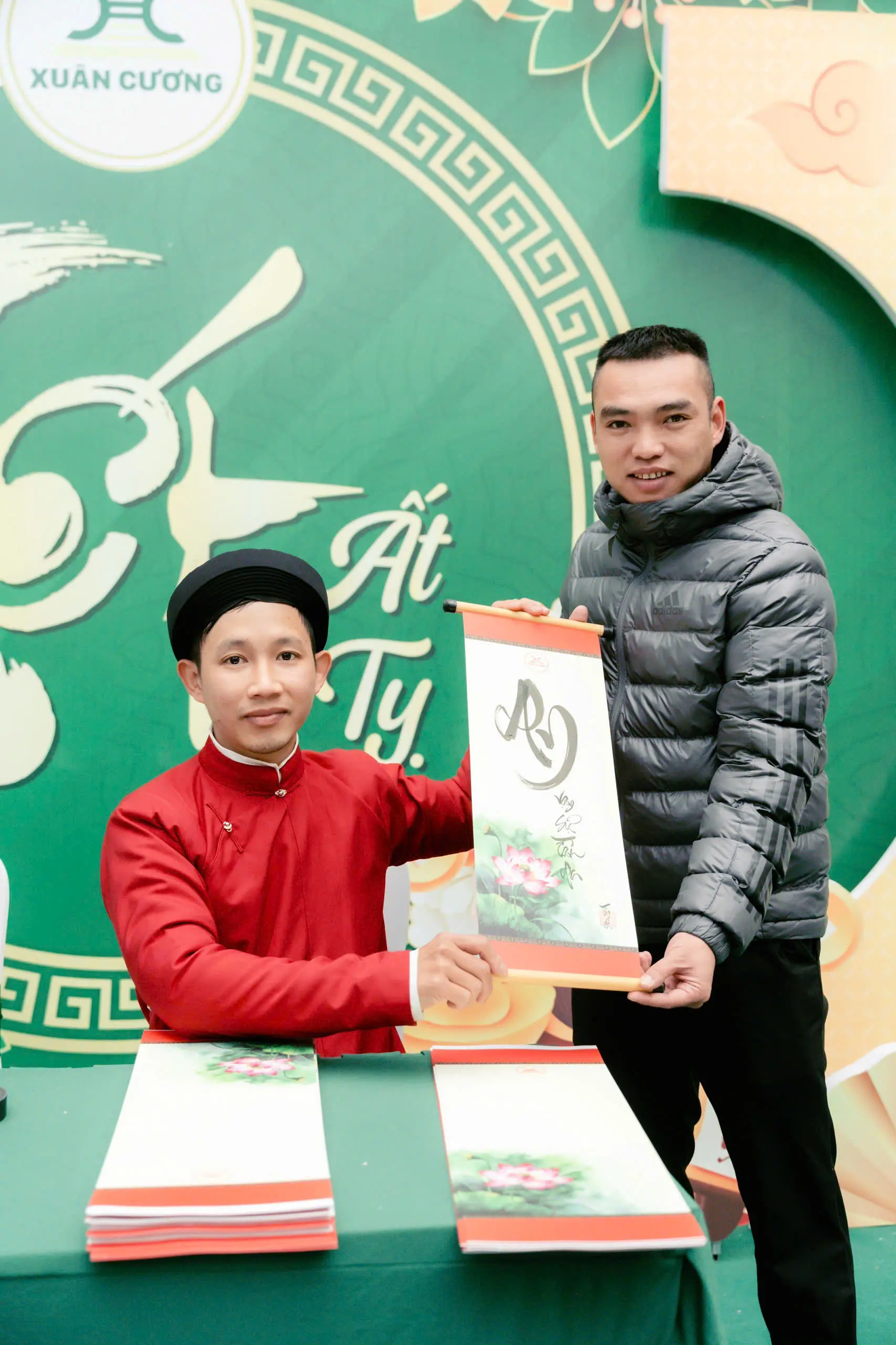 ông đồ tặng chữ thư pháp tại sự kiện