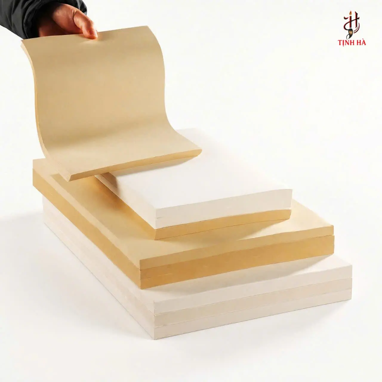 Tờ giấy xuyến chỉ dày được cầm uốn cong bằng tay