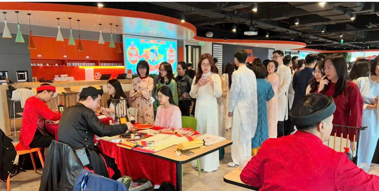 góc thư pháp trong sự kiện doanh nghiệp với bàn ông đồ viết chữ