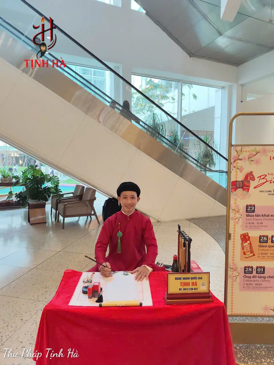 ông đồ viết thư pháp tại sự kiện TPHCM với bàn thư pháp và dụng cụ truyền thống