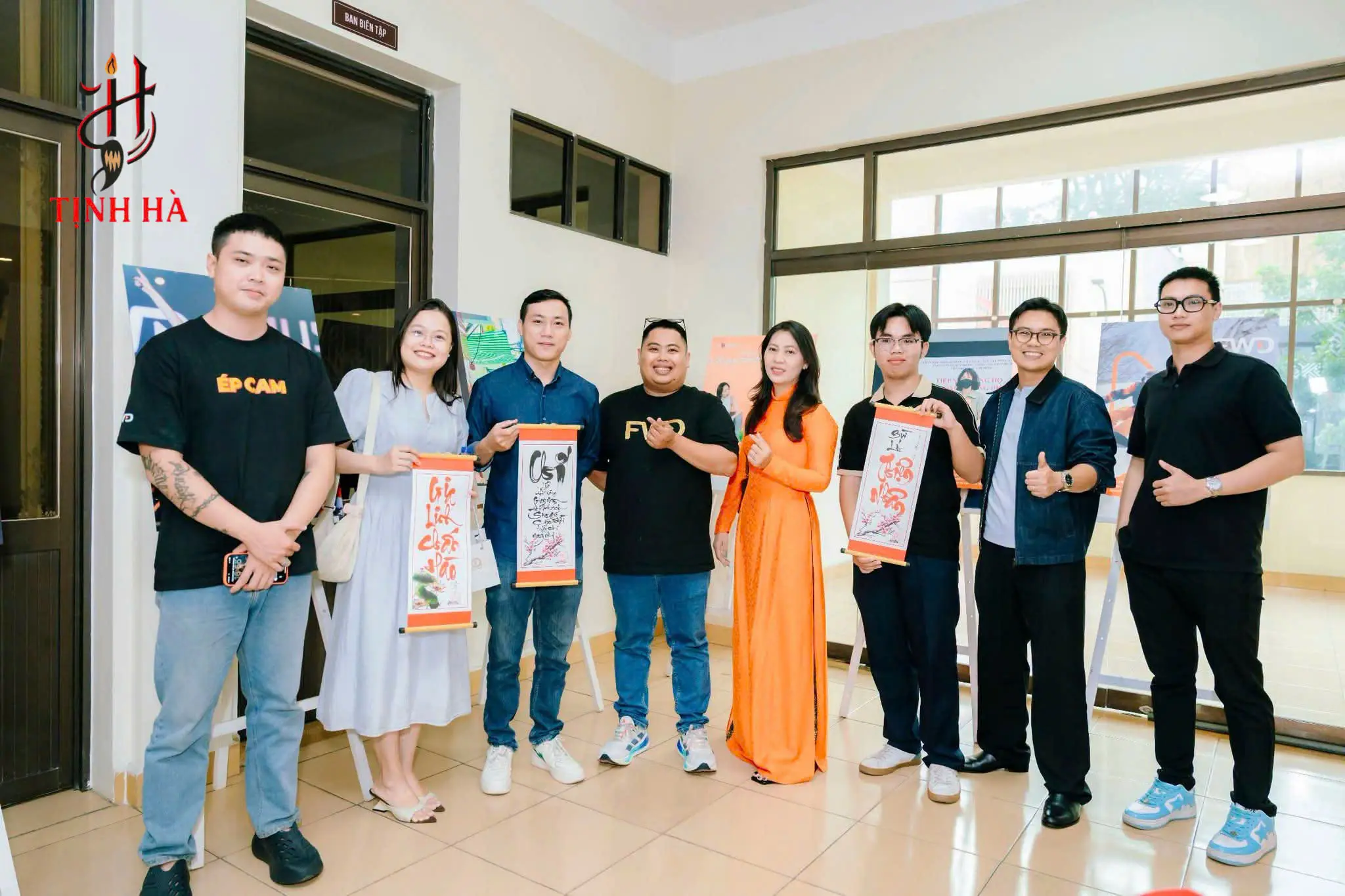 Hình ảnh thực tế khách tham dự chương trình thư pháp tại sự kiện FWD