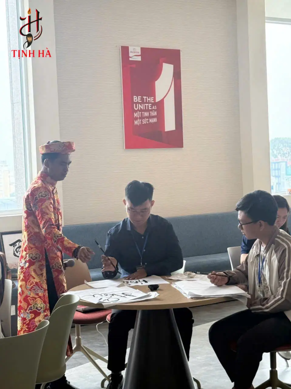 Nghệ nhân thư pháp hướng dẫn kỹ thuật cầm bút cho nhân viên Prudential tại workshop