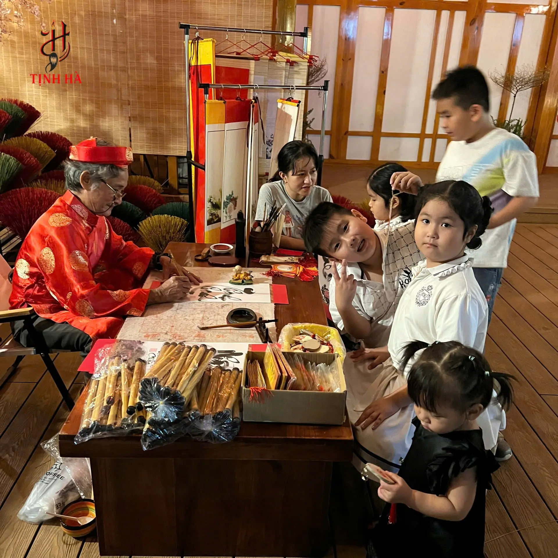 Khách chờ nhận chữ thư pháp tại bàn ông đồ
