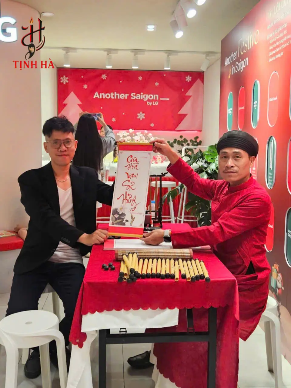 ông đồ viết chữ thư pháp tặng khách tại TPHCM