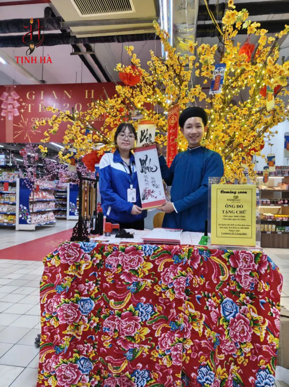 Khách hàng nhận chữ Phúc tại sự kiện viết chữ thư pháp Co.opmart Mipec Long Biên