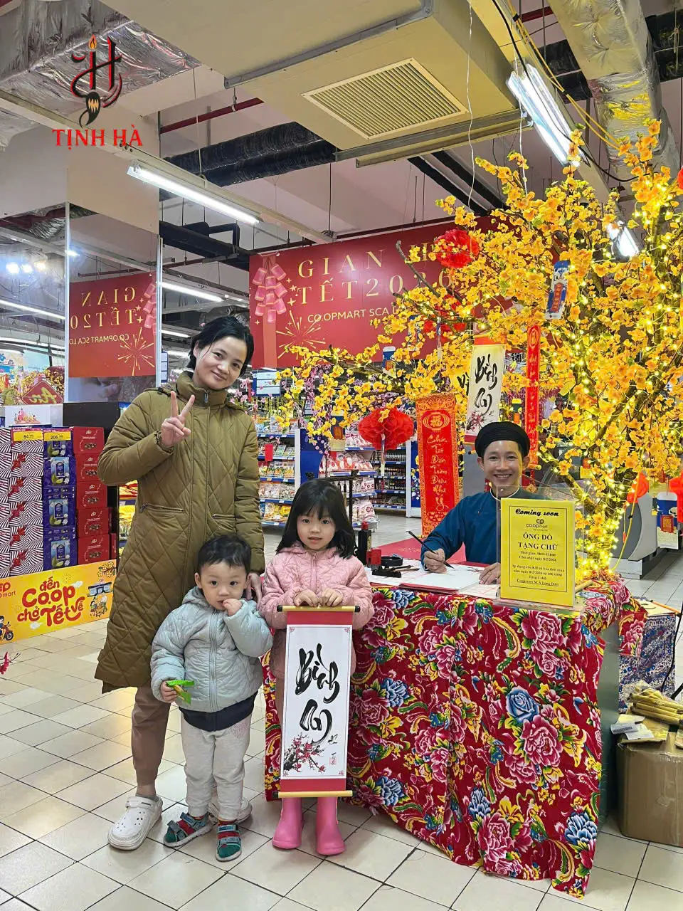 Gia đình khách hàng nhận chữ thư pháp tại sự kiện Co.opmart Mipec Long Biên