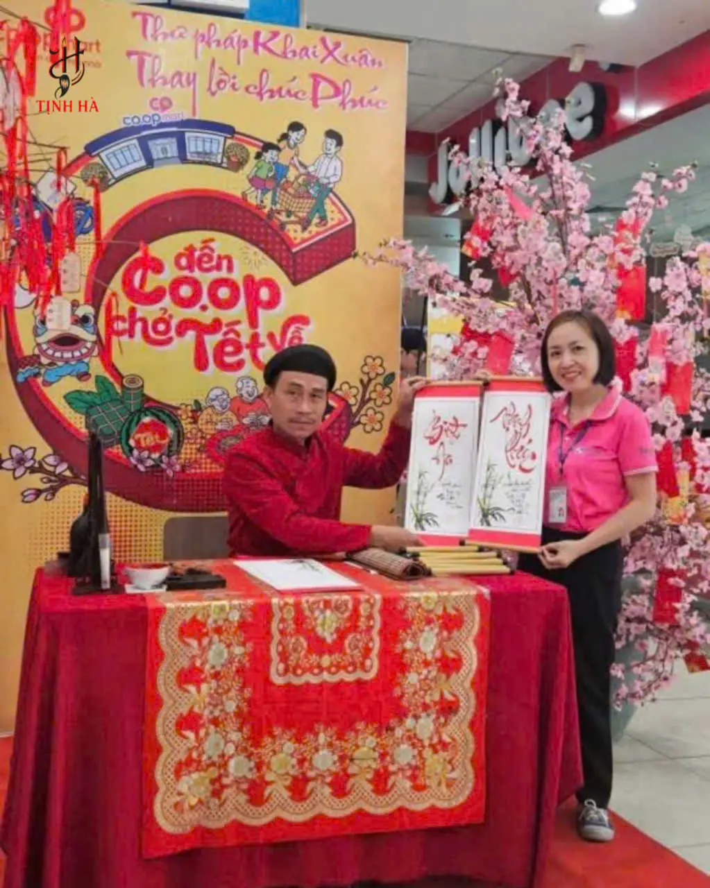 Khách nhận chữ thư pháp dịp Tết tại Bình Thạnh