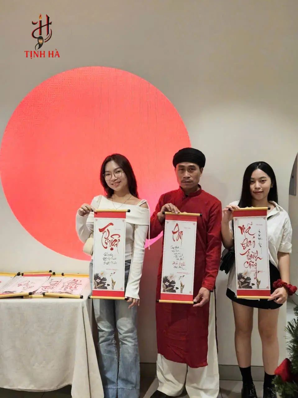 khách nhận chữ thư pháp viết tay tại sự kiện