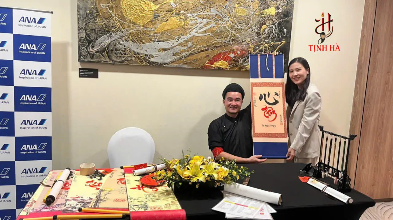 Khách mời nhận tác phẩm thư pháp tại sự kiện ANA Japan Hà Nội