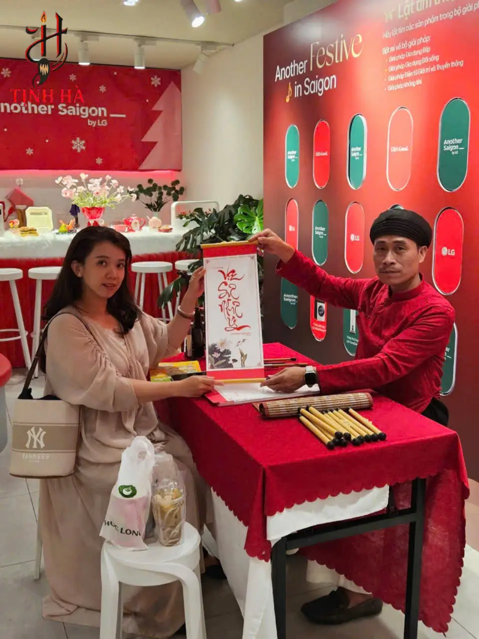 khách nhận tranh thư pháp viết tay từ ông đồ Tâm vũ cty Thư Pháp Tịnh Hà