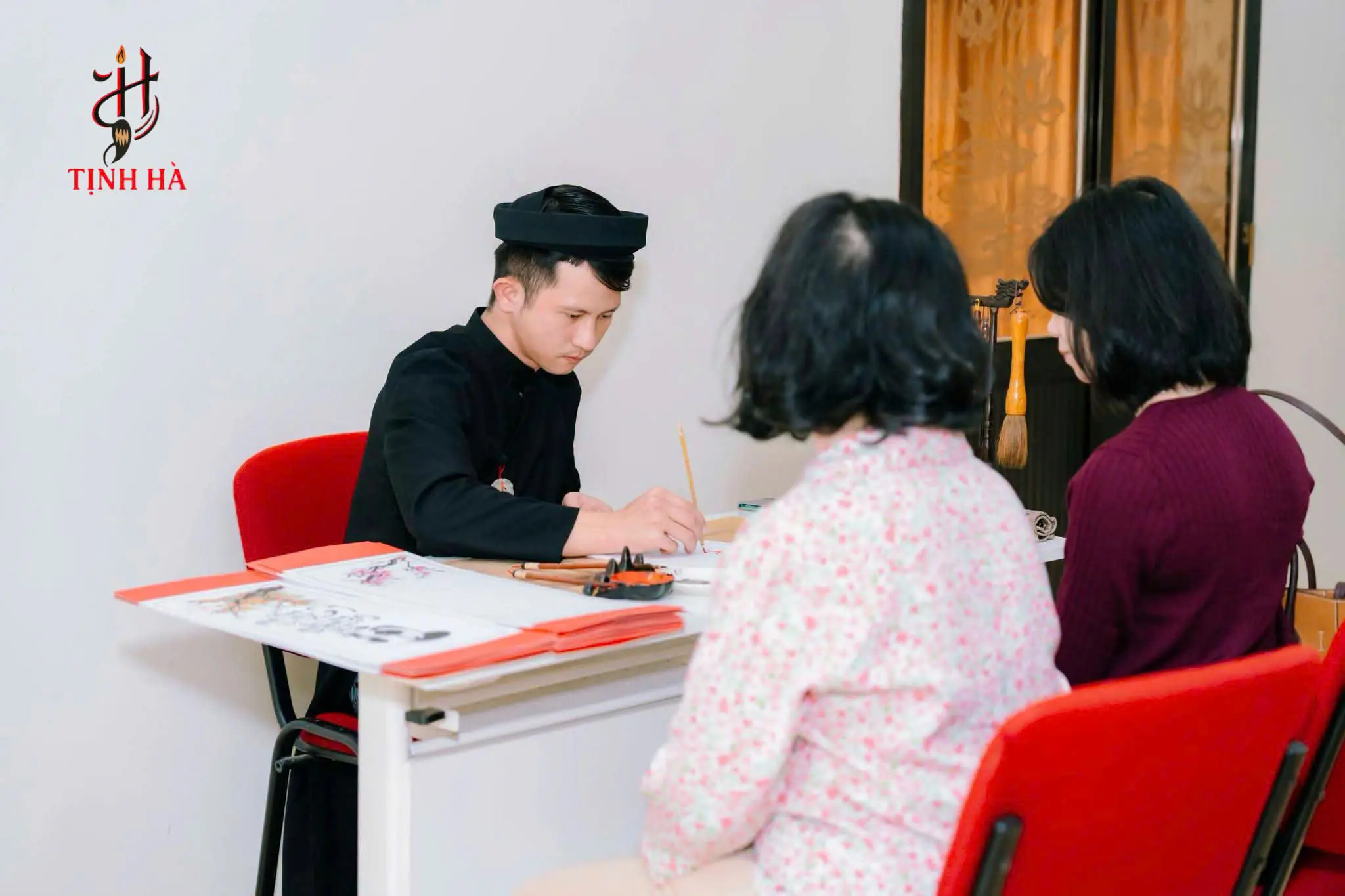 Khách xem nghệ nhân viết thư pháp trực tiếp tại sự kiện FWD