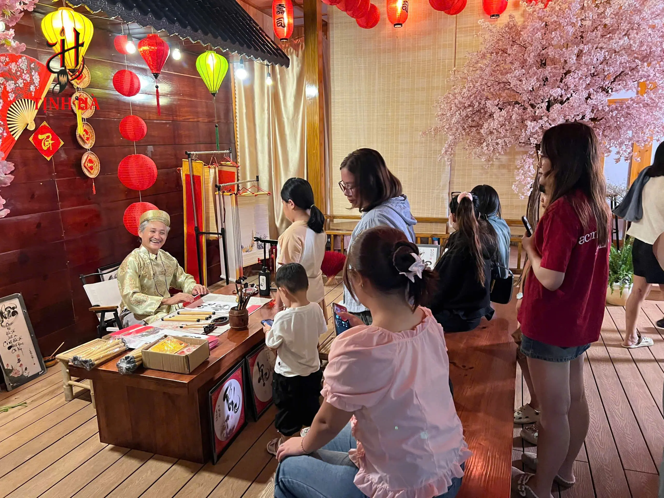 Nhiều khách chờ nhận chữ tại khu vực ông đồ viết thư pháp
