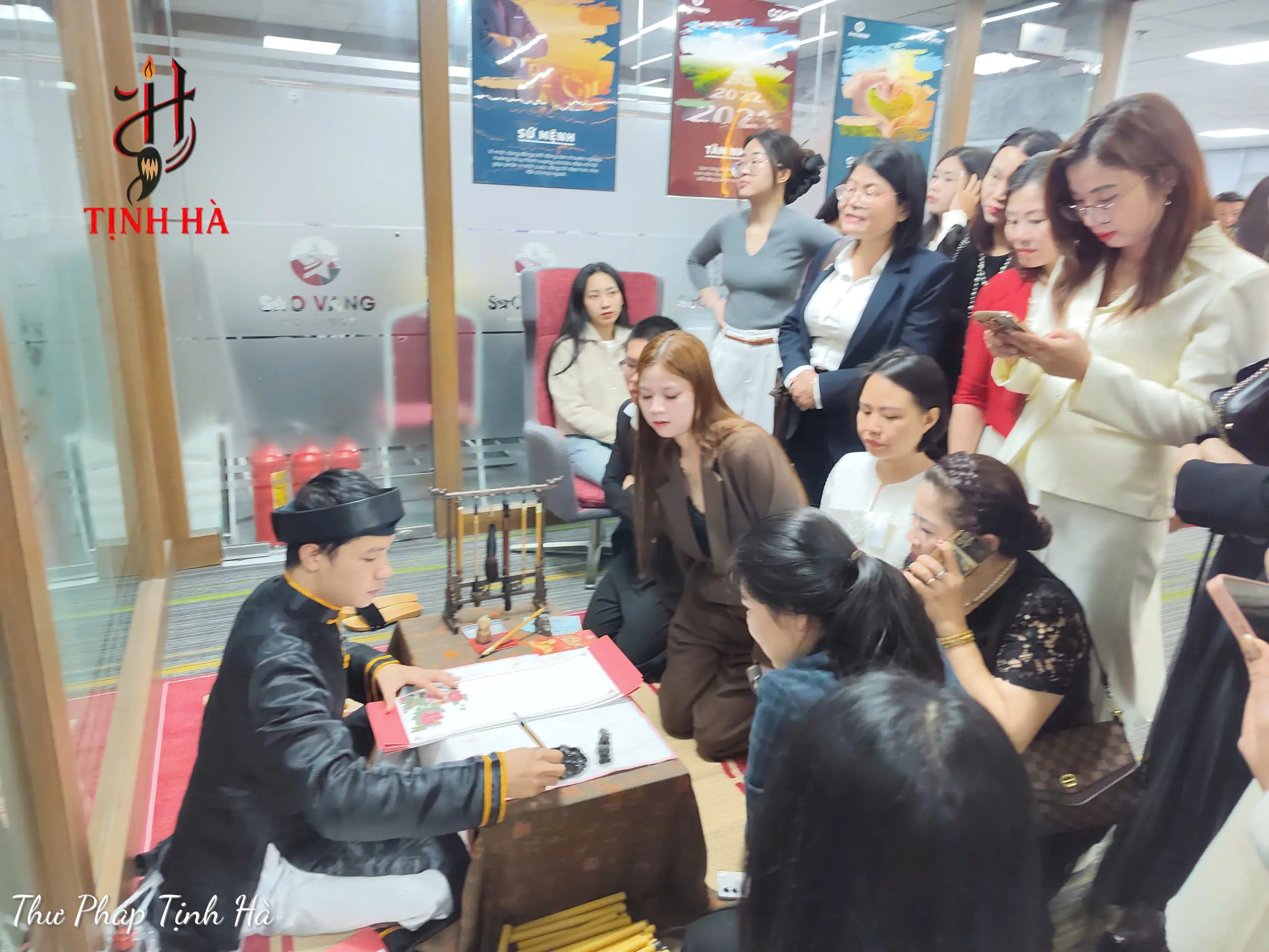 Khách tham gia hoạt động xin chữ ông đồ tại sự kiện ở Hà Nội