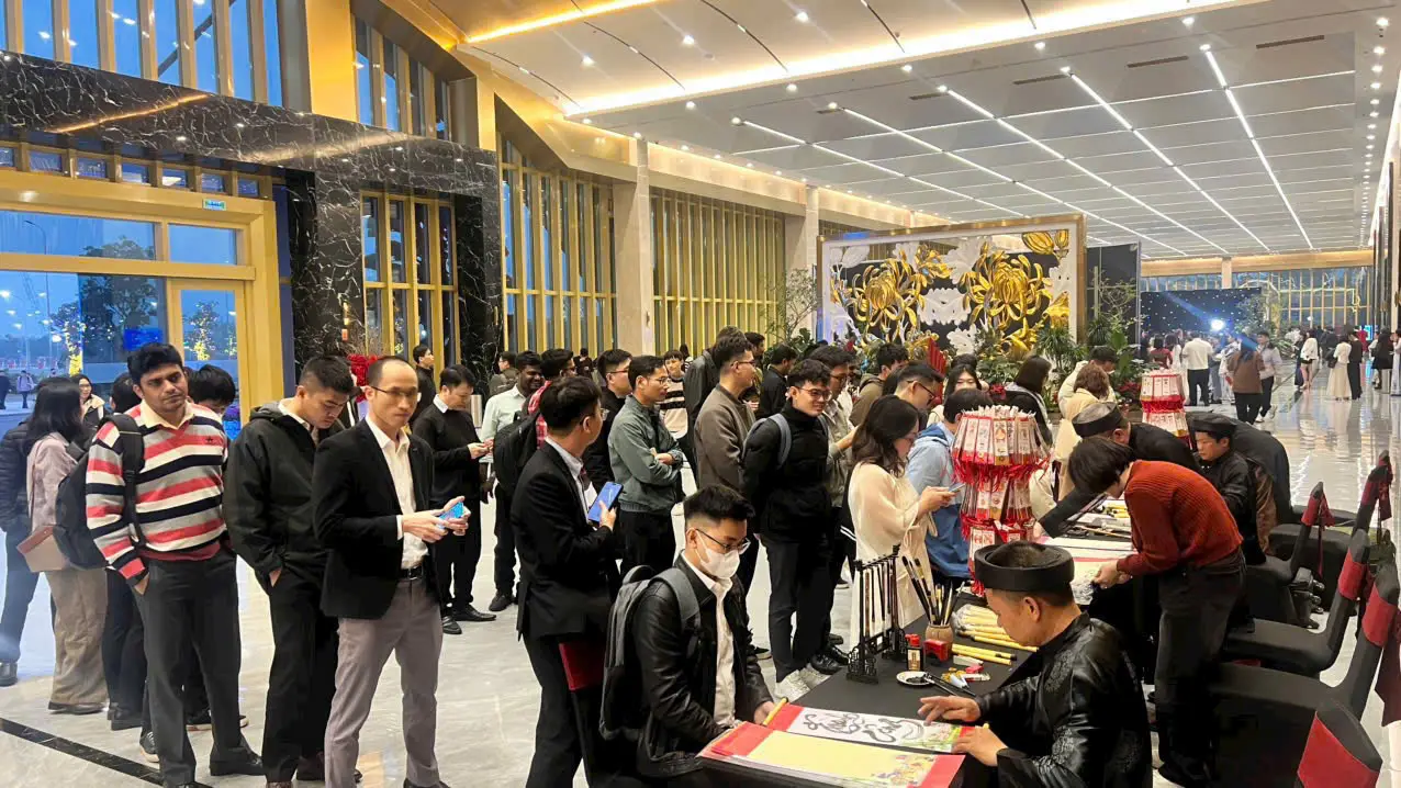 khách xin chữ thư pháp tại sự kiện văn hóa