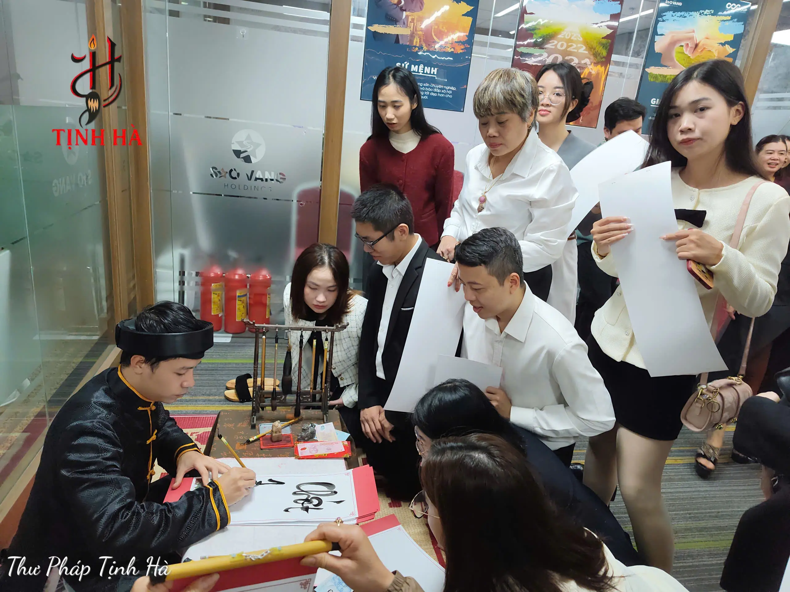 Live Vietnamese Calligraphy Performance with guests watching the calligraphy artist write at a corporate event.