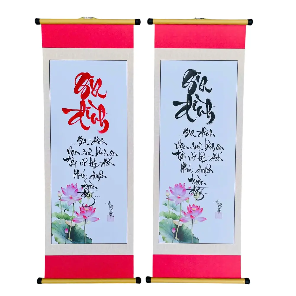 Hai mẫu tranh thư pháp chữ Gia Đình trên giấy mỹ thuật với chữ đỏ và chữ đen viết tay.