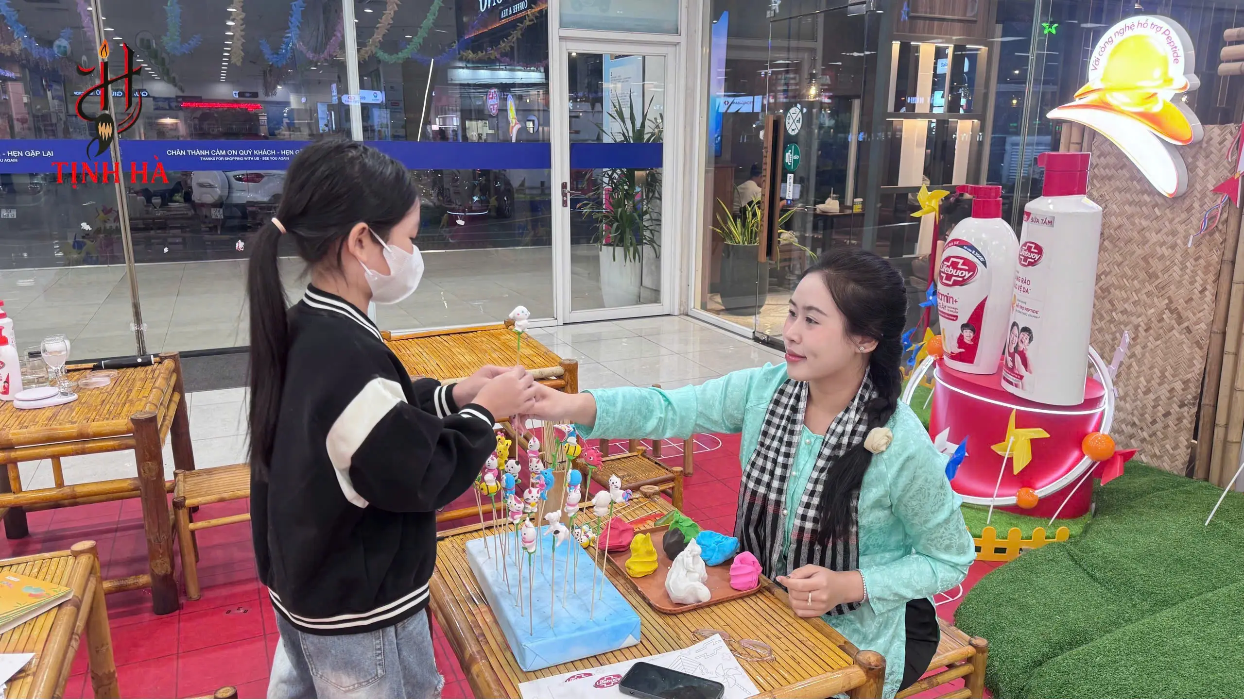 Nghệ nhân nặn tò he tặng khách tại sự kiện