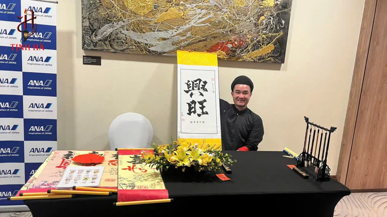 khách mời nhận tác phẩm thư pháp viết trên lụa làm quà tặng