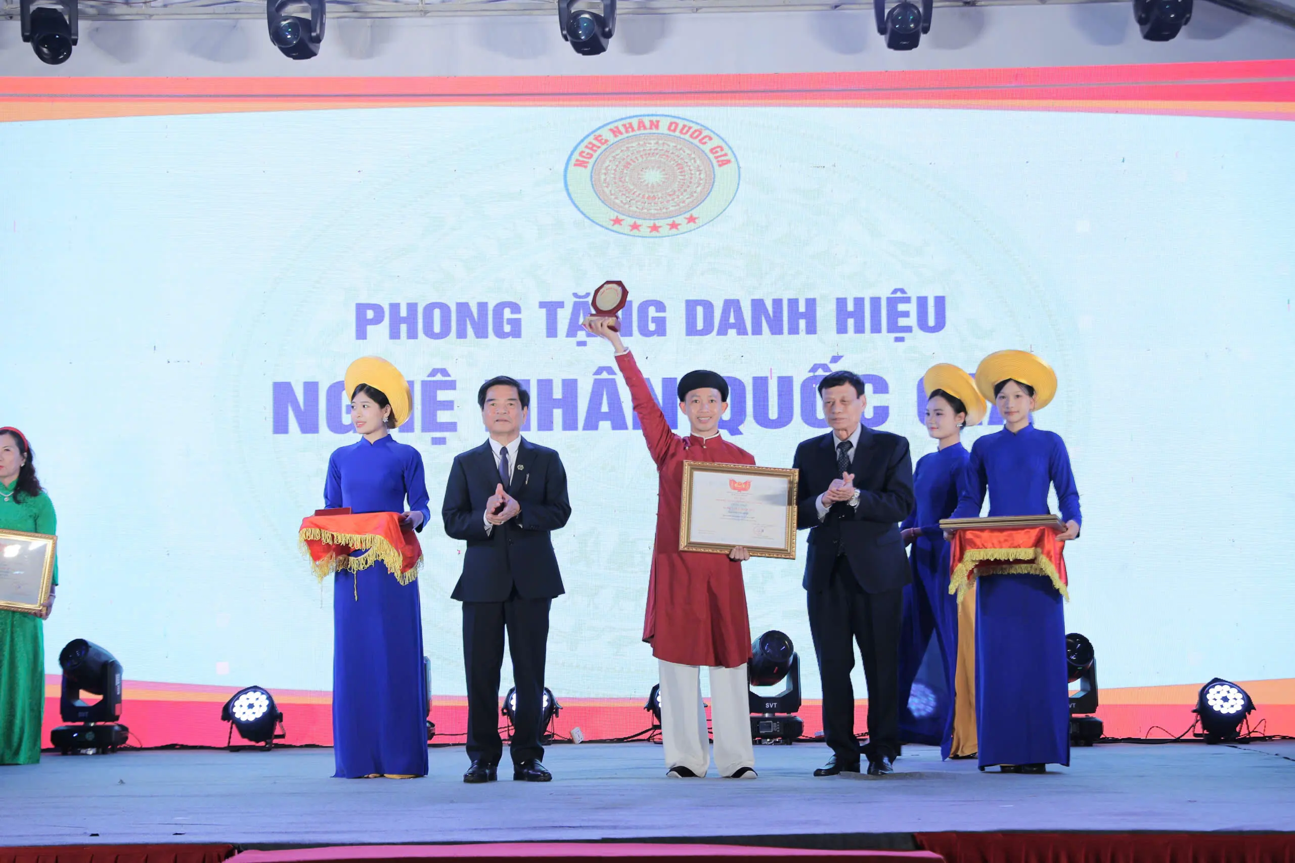 Nghệ nhân Phạm Văn Hà – bút danh Thư pháp Tịnh Hà, nghệ nhân thư pháp Việt Nam