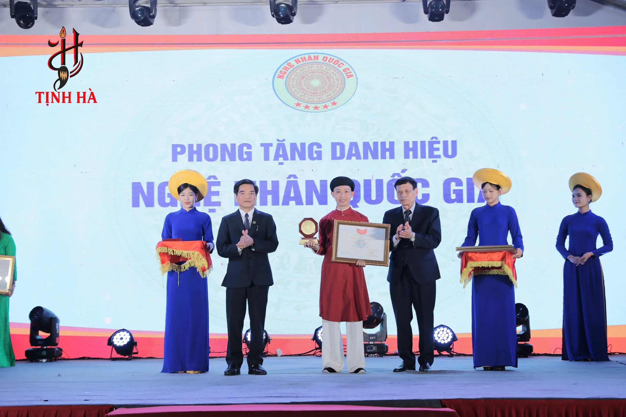 Thư pháp Tịnh Hà nhận bằng Nghệ nhân Quốc gia, cho thuê ông đồ viết thư pháp tại Hà Nội