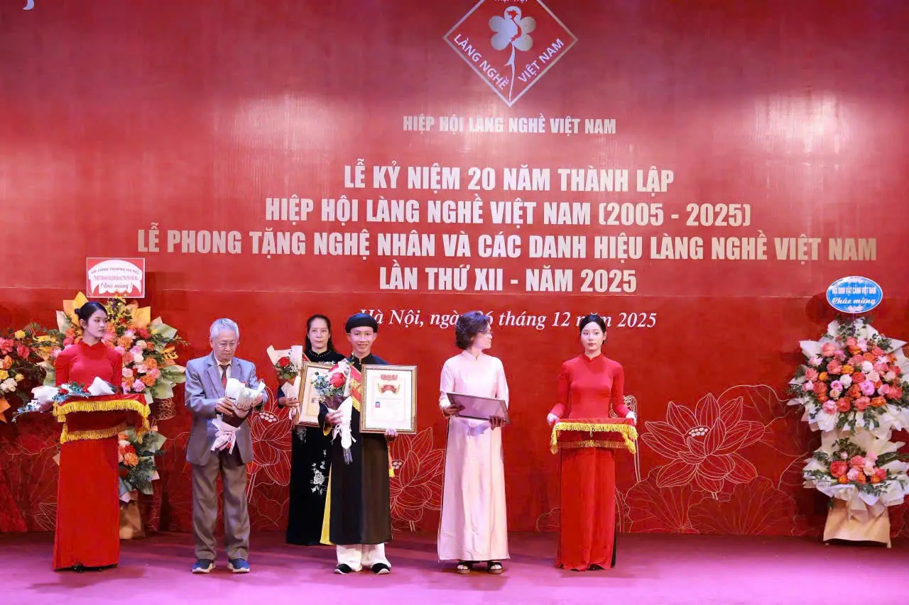 nghệ nhân thư pháp Tịnh Hà nhận danh hiệu nghệ nhân tại lễ phong tặng Hiệp hội Làng nghề Việt Nam