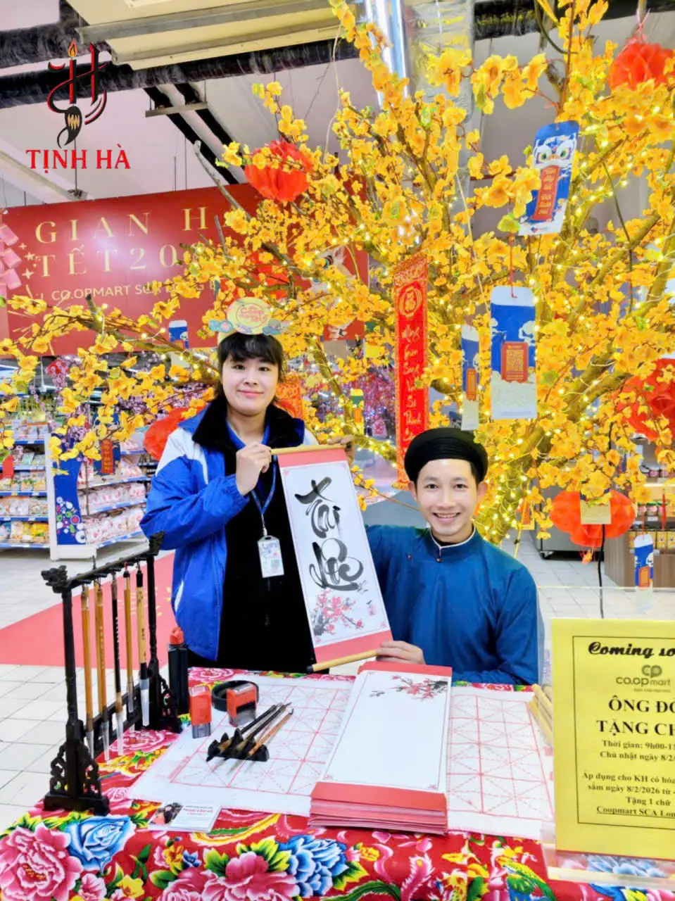 Nghệ nhân thư pháp Tịnh Hà viết và tặng chữ Tài Lộc cho khách hàng tại Co.opmart Mipec Long Biên