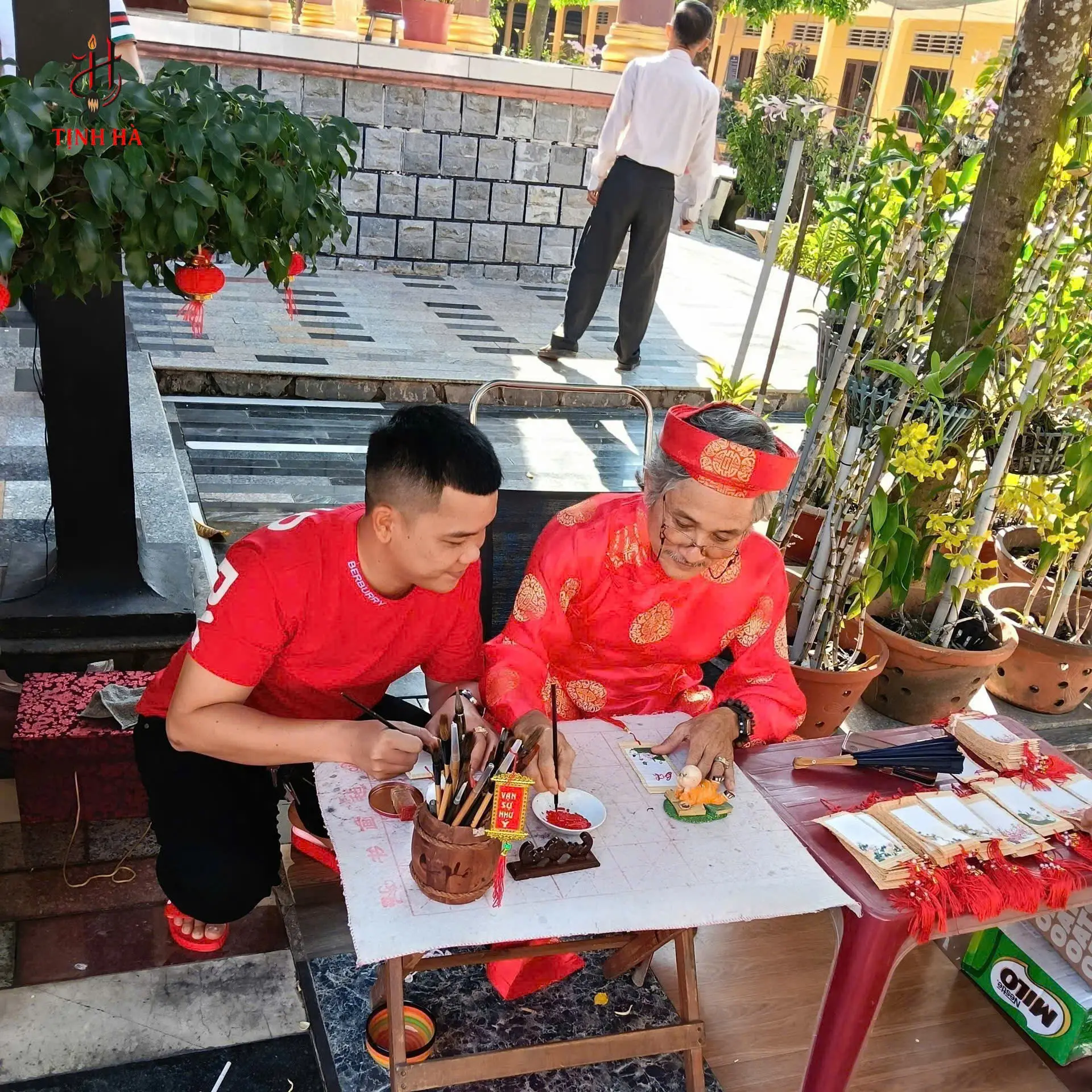Nghệ nhân viết thư pháp trực tiếp theo yêu cầu của khách