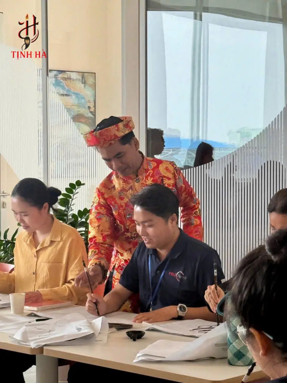 Nhân viên Prudential thực hành viết thư pháp trong workshop tại quận 11 TPHCM