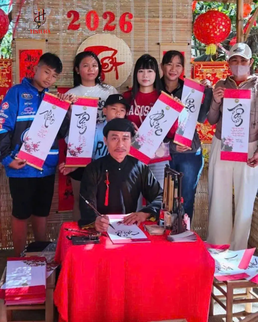 Nhiều khách nhận chữ thư pháp tại sự kiện Bình Thạnh