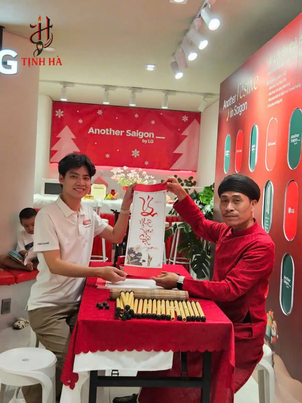 Ông đồ Tịnh Hà viết thư pháp tặng khách tại sự kiện Another Saigon by LG