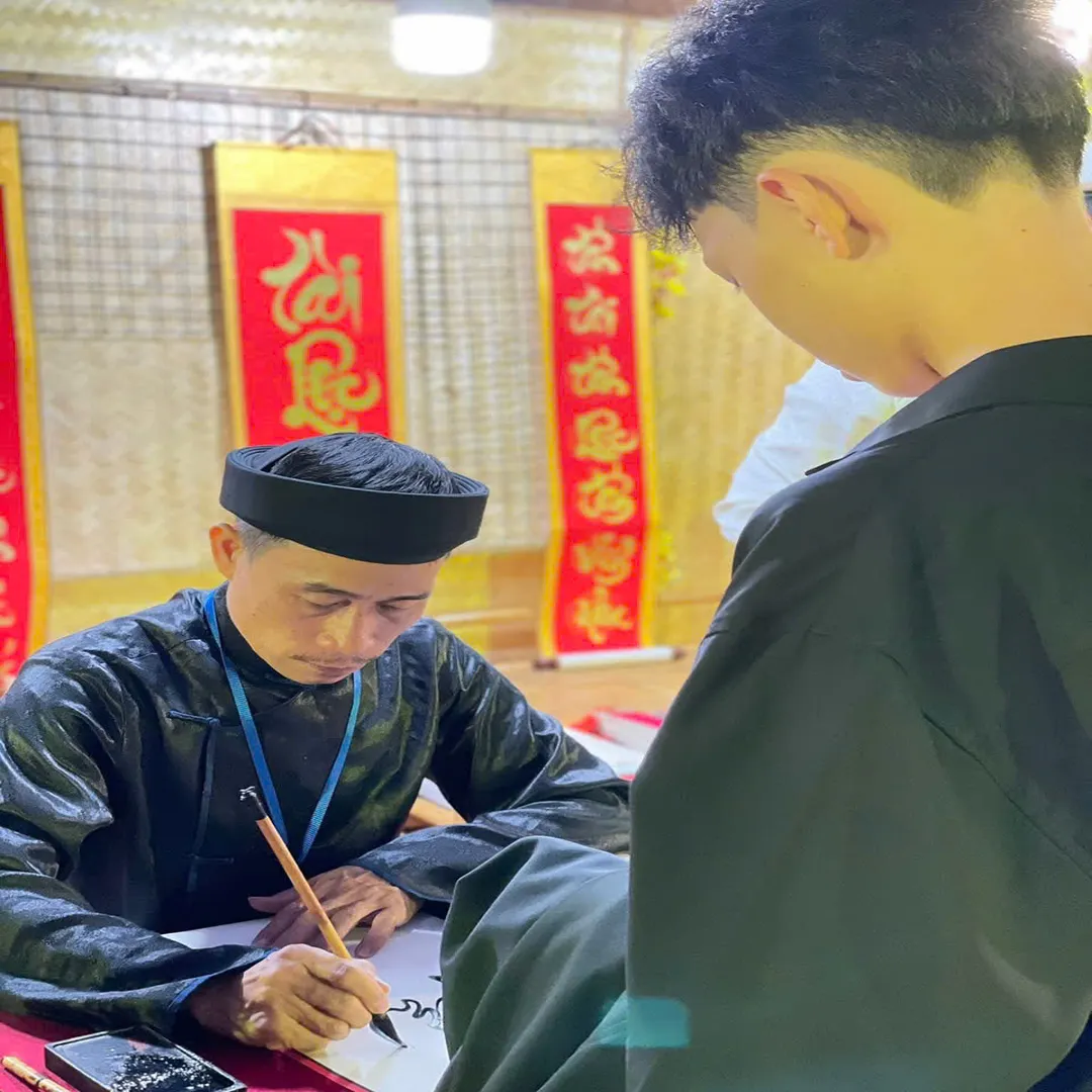 ông đồ tặng chữ