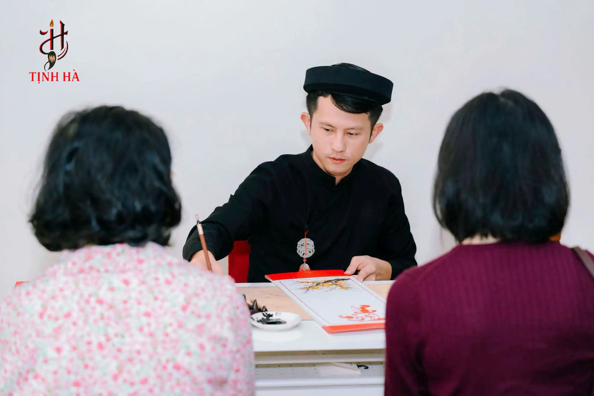 Ông đồ hoàn thiện tác phẩm thư pháp cho khách tại sự kiện FWD