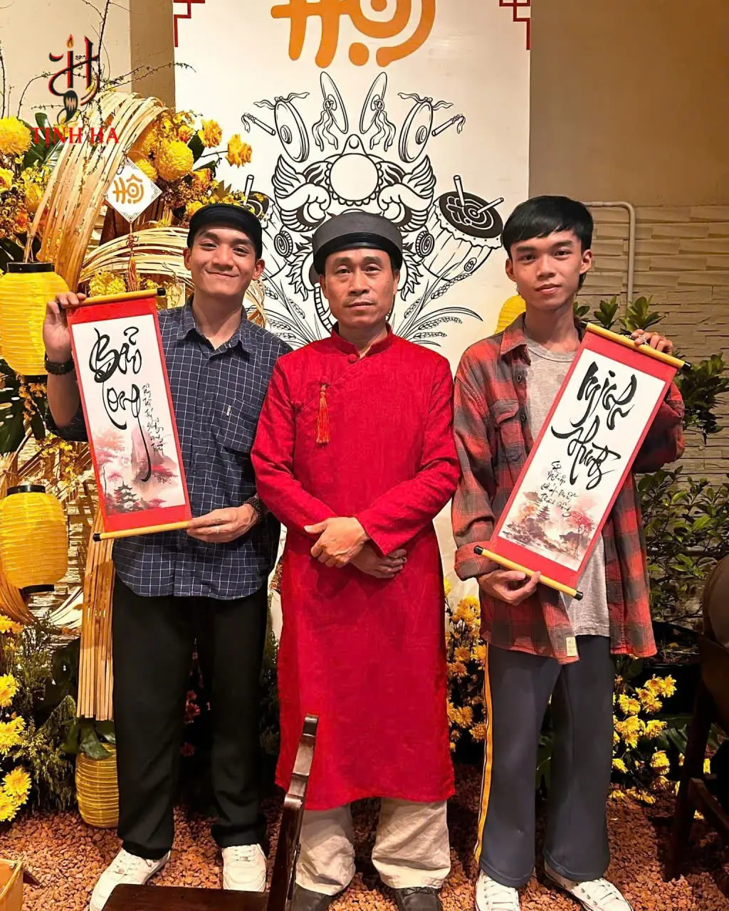 ông đồ tặng chữ cho khách tại sự kiện Bình Thạnh