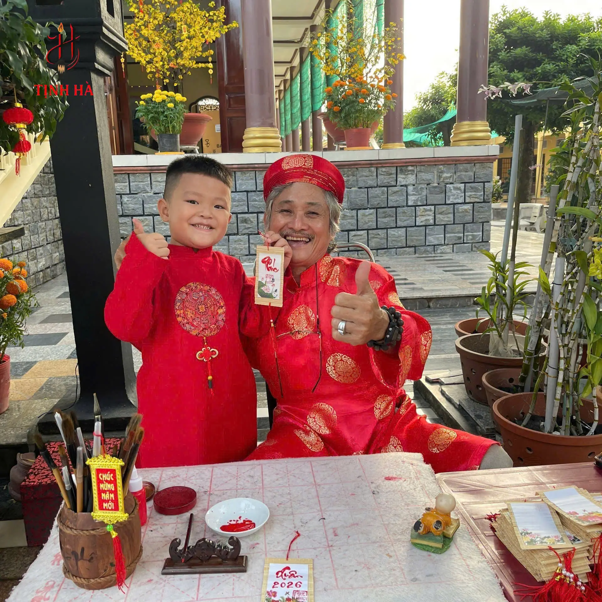 Ông đồ tặng tác phẩm thư pháp cho trẻ em tại chương trình Tết