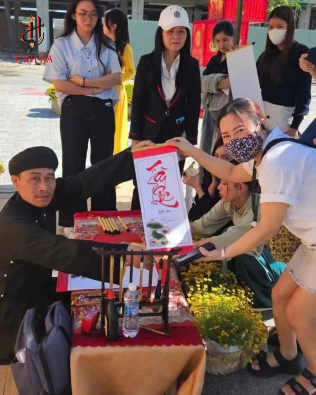 Ông đồ tặng chữ thư pháp cho khách Bình Thạnh