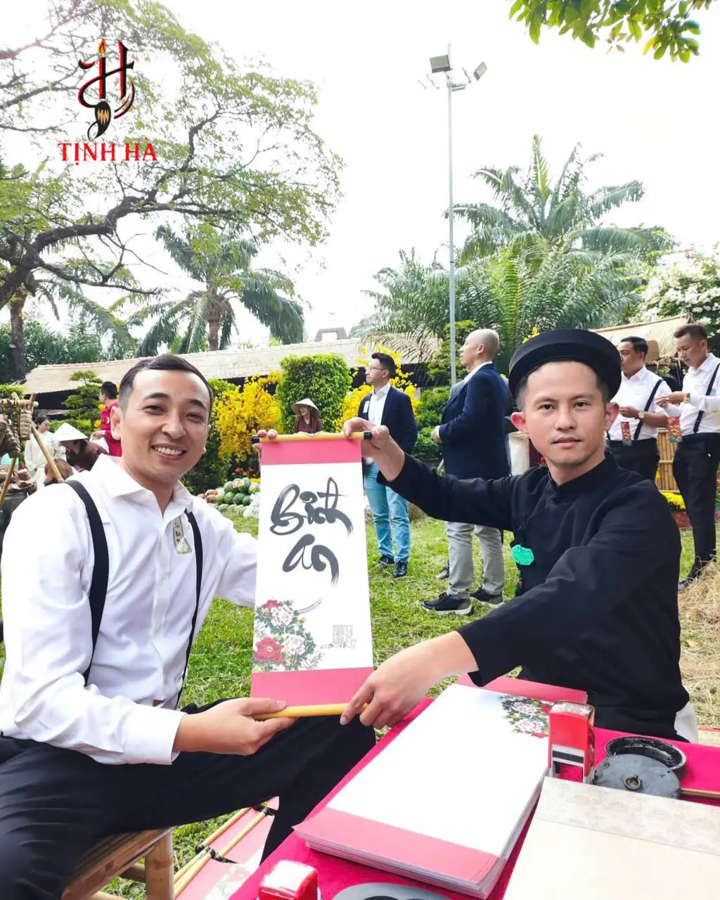 Ông đồ tặng chữ thư pháp cho khách tại sự kiện Bình Thạnh